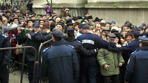 Pensionarii s-au înghesuit la CAR pentru banii daţi de CJ Argeş de sărbători! O femeie a lesinat