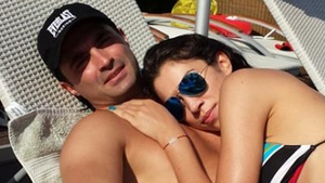 Ce va spune Raluca atunci cand va vedea aceasta fotografie? Ce face Pepe la mare cu o fosta asistenta TV! Artistul este dezbracat
