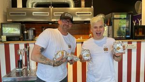 Tudor Aposteanu și vlogger-ul Zbir au creat un burger delicios! Celebrul Zburger vine cu un preț accesibil pentru toți pofticioșii