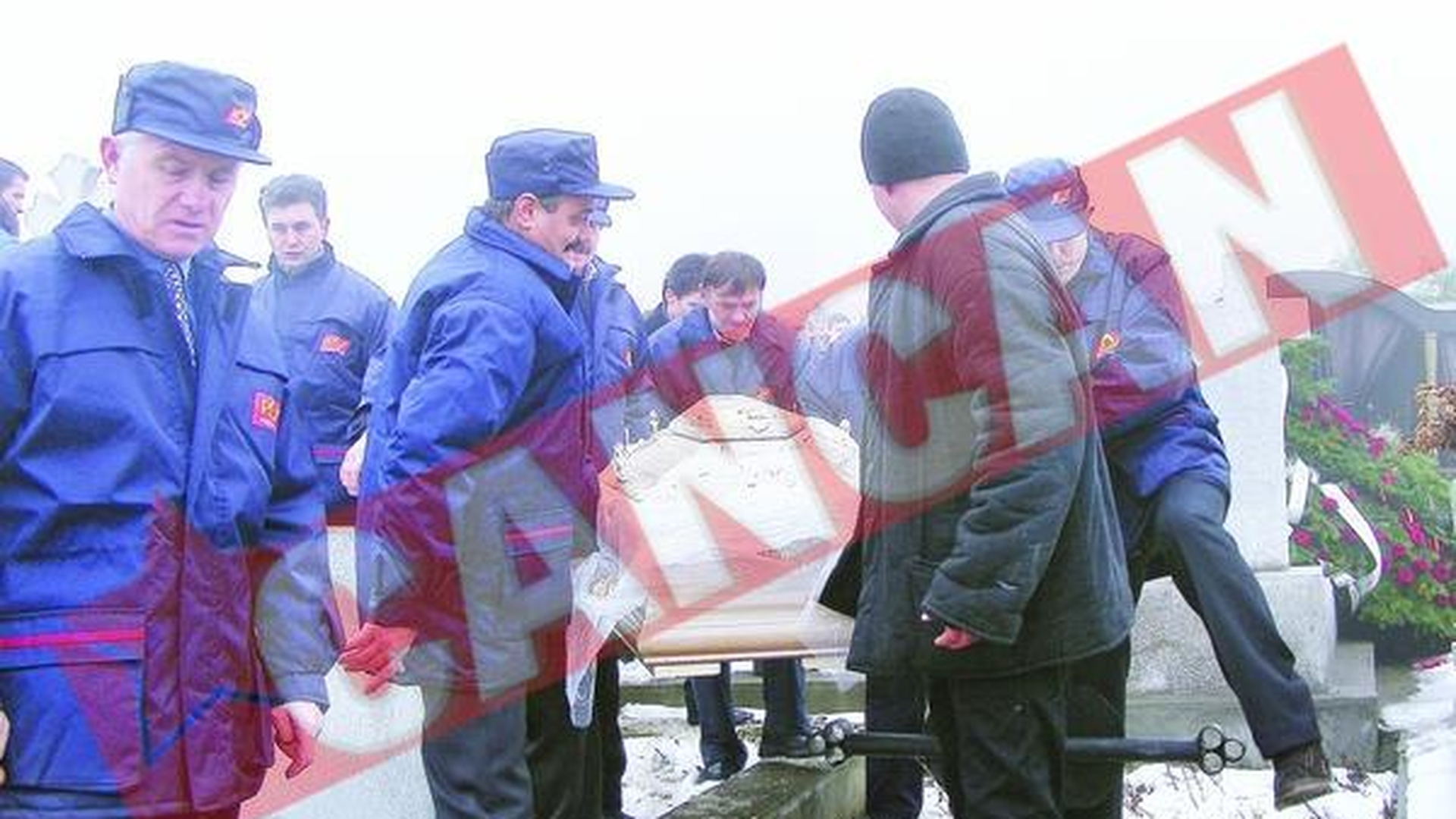 Condusa pe ultimul drum de zeci de postasi