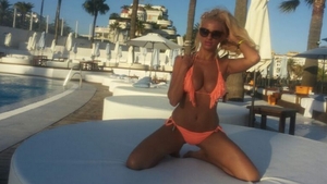 Sanziana Buruiana a innebunit barbatii de pe o plaja din Spania. A facut o adevarata parada a moda a costumelor de baie