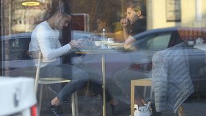 VIDEO EXCLUSIV. Exilaţii lui Gigi Becali au făcut "terapie de grup" la cafenea