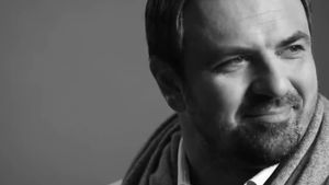 Horia Brenciu a lansat un clip ce-ţi va zbârli părul de pe mâini! Ascultă şi tu aici piesa sensibilă! Vă place?