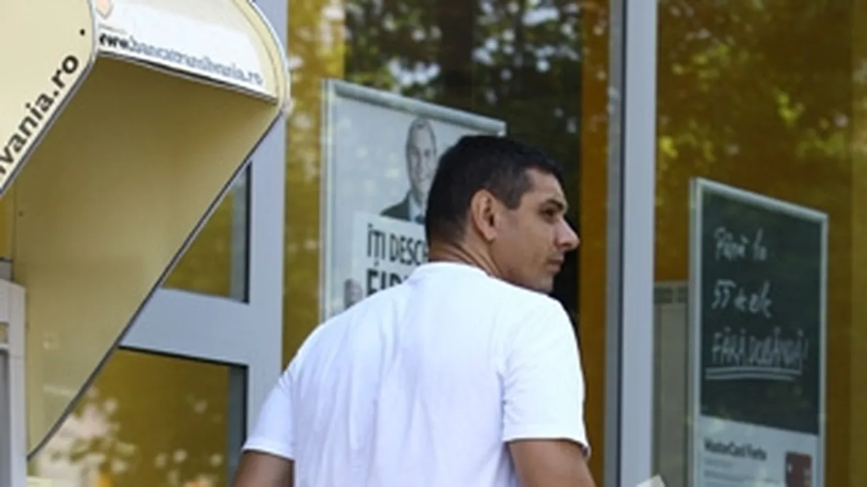 Ganezul a atacat cu o sticla de apa plata un bancomat!