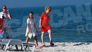 Oana Lis, o aparitie de exceptie la malul marii! S-a avantat in nisip pe tocuri si-n haine mulate, s-arate lumii cat s-a ingrasat!