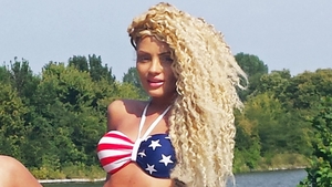 Amana cat poate sfarsitul verii! O blonda celebra s-a dezbracat la piscina si s-a bronzat in pozitii incitante! Vezi imaginile!
