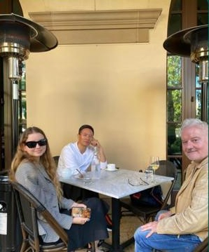 Irinel Columbeanu la un local din America, alături de Irina și Mr. Pink