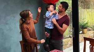 Adevărul din spatele fotografiei în care LAURA COSOI apare cu un bebeluş în braţe! S-a întâmplat chiar de Paşte!