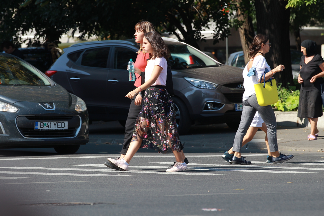 Moda se dă din București! Cum au apărut îmbrăcate elevele în prima zi de școală, în Capitală
