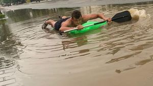 Imagini incredibile suprinse pe o stradă din Vatra Dornei. Un tânăr a făcut „rafting“ într-o baltă care a răsărită după o ploaie torenţială. VIDEO
