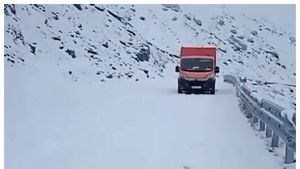 Zăpadă de 40 de cm în România! Accesul a fost limitat, drumarii muncesc de zor cu utilajele de deszăpezire