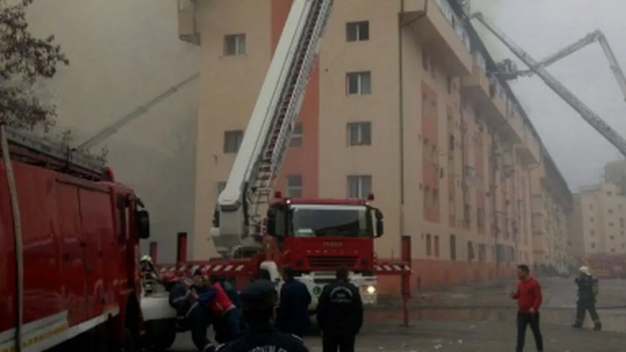 Incendiu violent la mansarda unui bloc din Gura Humorului