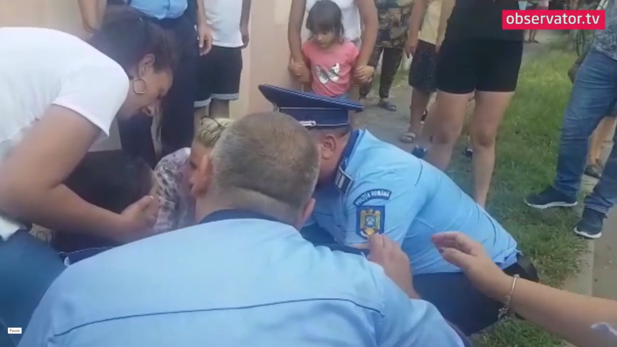 Momente dramatice. O tânără a leșinat lângă ”Casa Groazei” din Caracal
