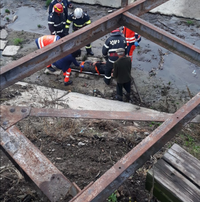 Tentativă de sinucidere sau accident?! Un bărbat din Argeș a ajuns în stare gravă, după ce a căzut de pe un pod dezafectat