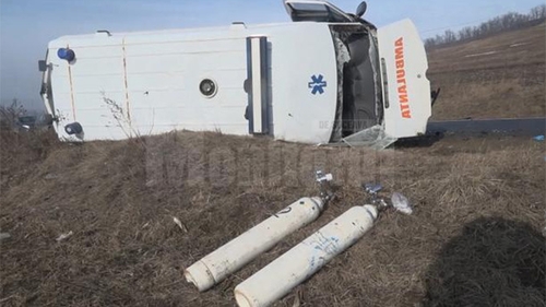 Accidente incredibile pe E85: o maşină a răsturnat o ambulanţă şi un tir a intrat într-o coloană