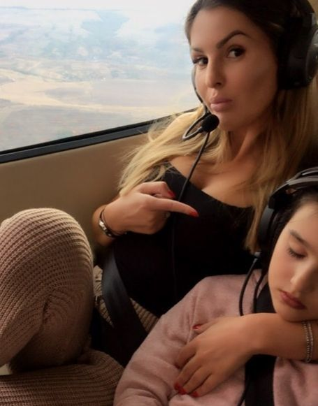 Denisa Nechifor îşi duce fetiţa la bunici cu avionul privat!