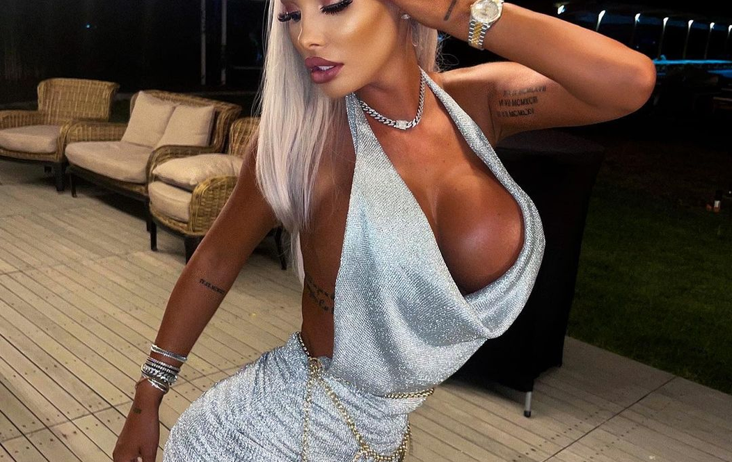 Nu o să îţi vină să crezi! Loredana Chivu s-a fotografiat pe litoral complet nemachiată! Mulţi nu au recunoscut-o