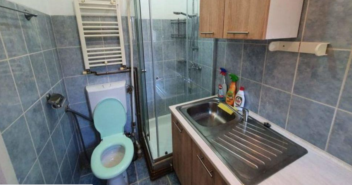 Nu o să vă vină să credeți care este prețul unei garsoniere cu bucătărie în baie. Proprietarul are o ofertă greu de refuzat