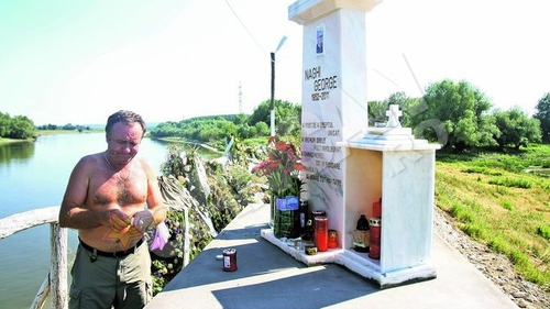 Flacara pe malul Dunarii pentru afaceristul mort fara lumanare! I-au ridicat monument milionarului Naghi