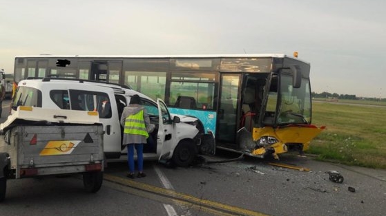 Accident între un autobuz și un microbuz pe platforma Aeroportului Henri Coandă