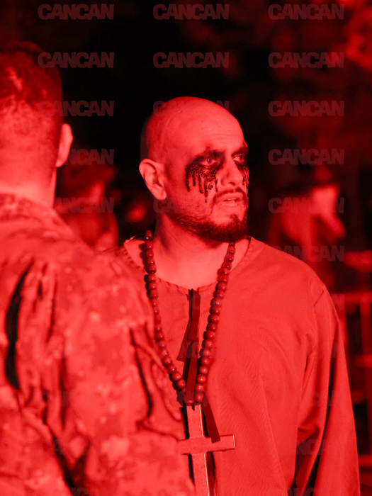 BRomania, costumat în călugăr de Halloween