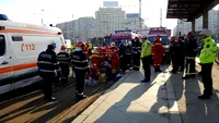 Scene de groază în Bucureşti! Un bărbat, prins sub tramvaiul 21. Medicii încearcă să îl ţină în viaţă