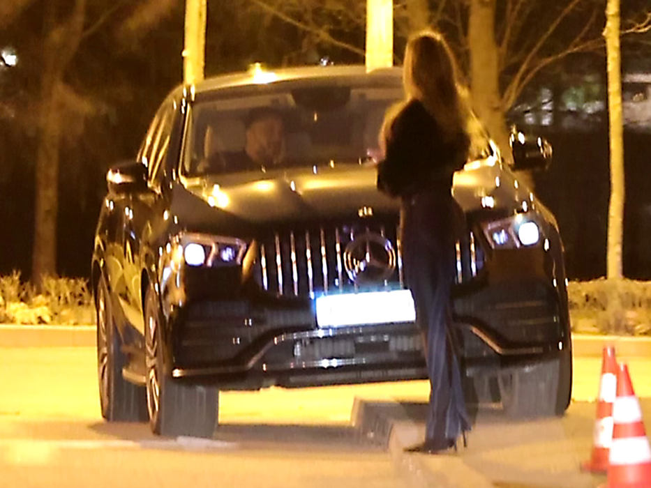 Blonda se uită spre iubitul ei (SURSA FOTO: CANCAN.RO)