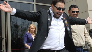 "Nebunia lui Salam" in fata magistratilor! Blindat cu Swarovski, manelistul a facut spectacol la Judecatorie!