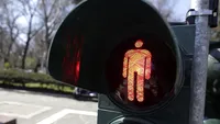 Premieră în România. Pietonii care se uită în telefon atunci când traversează strada ar putea fi amendați