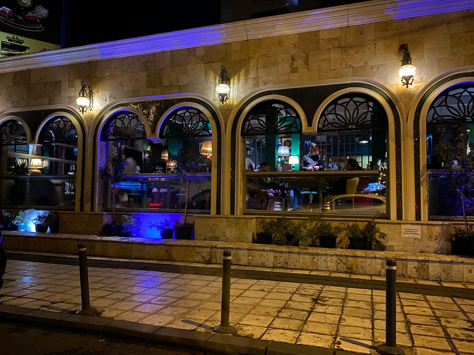 Oamenii stau liniștiți la masă în restaurantul Mandaloun din Capitală, deși ar trebui ca locația să fie închisă