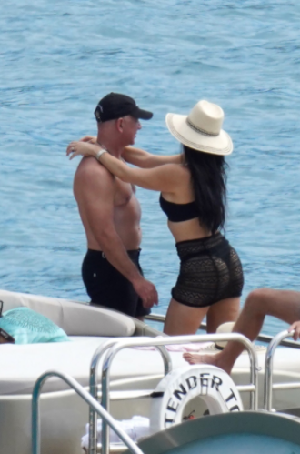 Imagini incendiare cu unul dintre cei mai bogați oameni ai lumii. Jeff Bezos, la bustul gol, cu iubita pe iaht în Caraibe