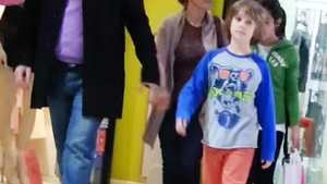 Andreea Esca s-a distrat la mall cu familia! Au intrat la magazinele cu reduceri, insa au plecat cu mainile goale