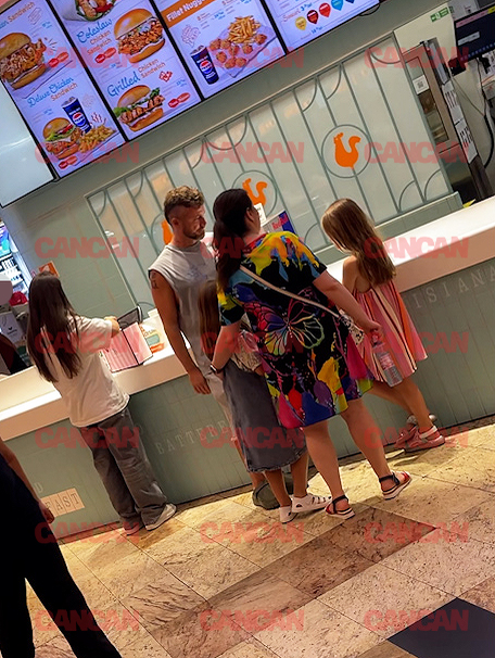 Tavi Clonda la coadă la food court