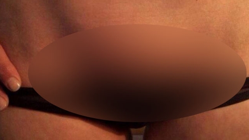Ce si-a putut tatua o tanara in cel mai INTIM loc! Fotografia care face senzatie pe net