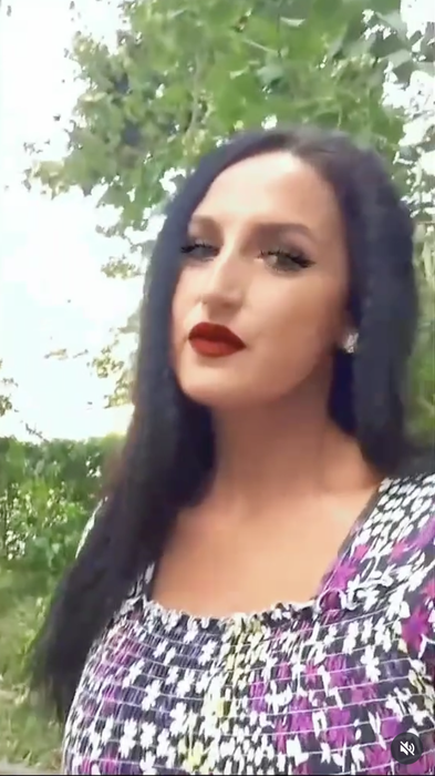 Vă mai amintiți de Andreea, tânăra care a devenit celebră la Insula iubirii cu ”șlarfii ei”? L-a părăsit pe bărbatul abuziv
