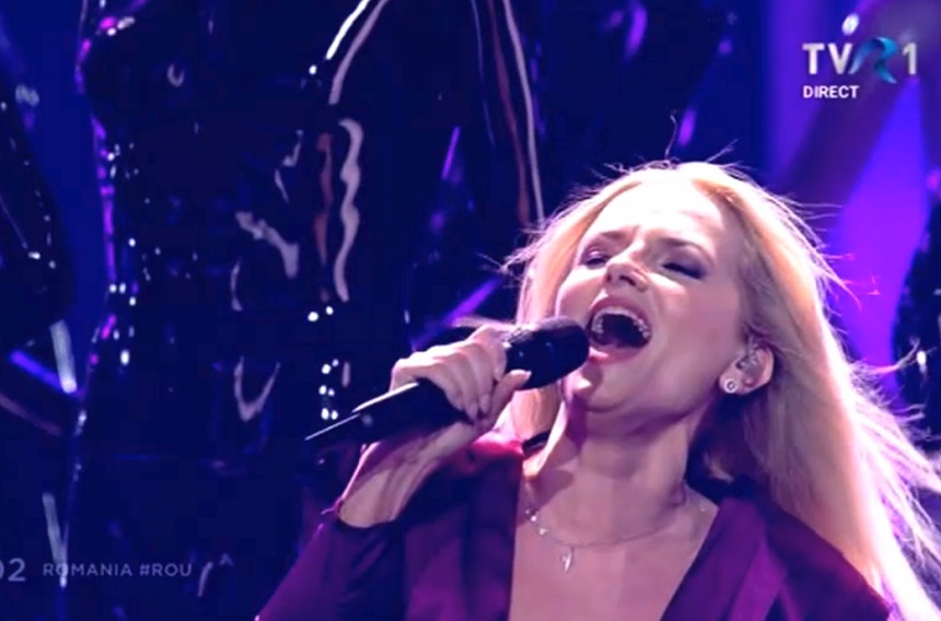 Cristina Caramarcu, solista trupei The Humans, pe scena Eurovision 2018