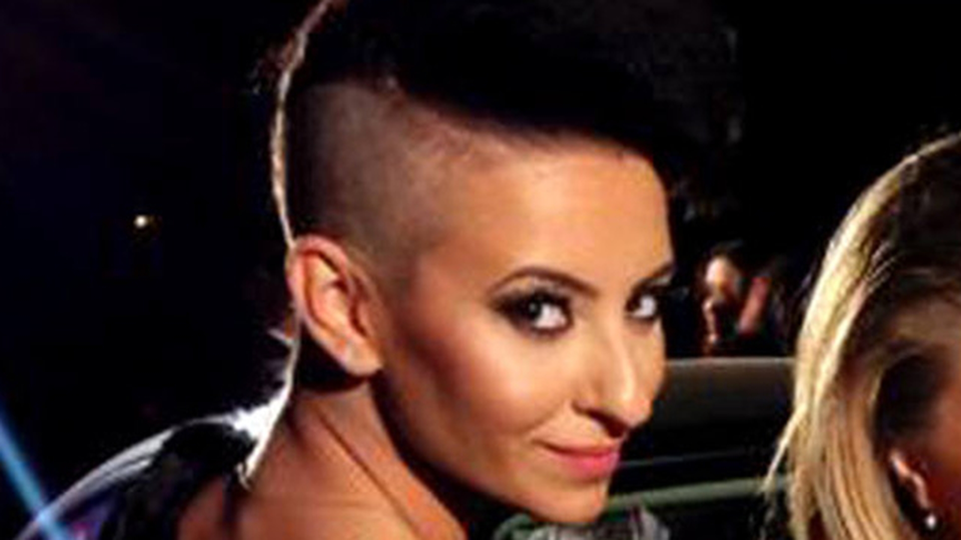 Giulia Anghelescu, schimbare radicala de look! Uite-o intr-o tinuta extrem de provocatoare, cu parul scurt, inconjurata de barbati