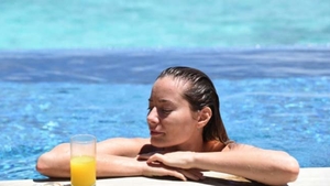 HOT HOT HOT! Laura Cosoi, TOPLESS in Maldive! Doar sotul ei avea voie sa vada ASTA!