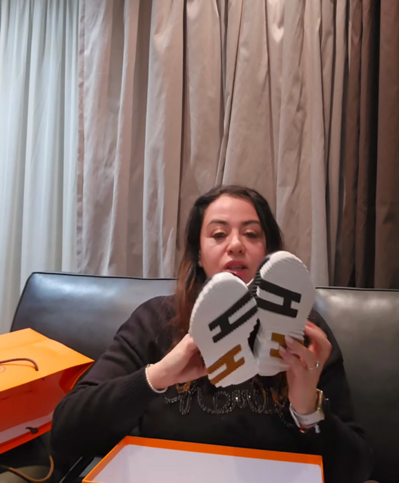 Cât costă, de fapt, adidașii Hermes pe care Oana Roman i-a cumpărat din Franța: ”Măcar mă aleg cu ceva”