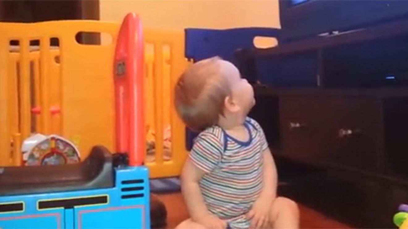Reactia UIMITOARE a acestui bebelus, cand vede un prezentator de stiri la TV! Parintii au filmat o scena incredibila