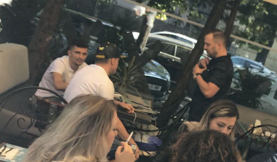 Florin Tănase, Iulian Dîrnea (cu șapcă) și Vasi Geambazi (în negru) s-au întâlnit la o cafenea din Capitală
