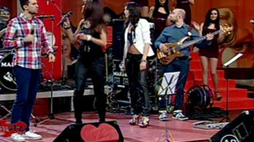 Uite ce bine arata Anca Turcasiu in pantaloni negri, foarte mulati!