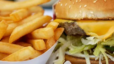 Strategie de marketing sau pur si simplu greseala! Vezi ce a pus in geam un fast food din Capitala!