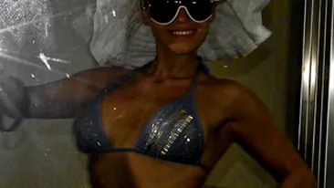 Vlad Adam are aceleasi apucaturi ca sora lui mai mare! Se fotografiaza in oglinda