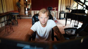 Noi detalii despre cum s-a sinucis Avicii! Dj-ul și-a tăiat venele cu cioburile unui pahar
