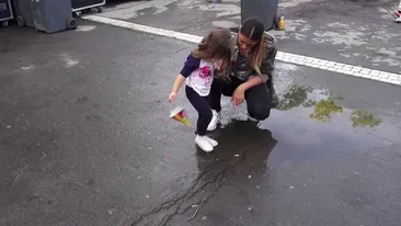 Antonia si fiica ei au gasit un nou mod de joaca! In baltoaca! Cum crezi ca s-a terminat distractia?