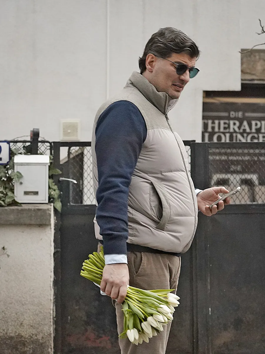 Toni Iuruc, în mână cu un buchet de flori, pe 1 Martie