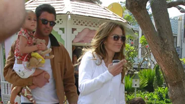 Cum e mamica Jennifer Lopez? Vezi cum se distreaza cu gemenii ei la mall!