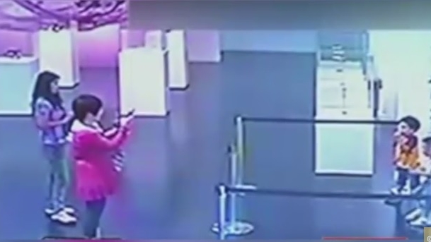Doi copii au distrus o operă de artă de faţă cu părinţii, dar nu au fost pedepsiţi. Ce li s-a întâmplat în schimb copiilor