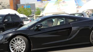 Misteriosul proprietar al unui McLaren apare în fiecare zi la Nuba Cafe! A înnebunit puştoaicele din Dorobanţi cu ”OZN-ul” lui de 200.000 €! 